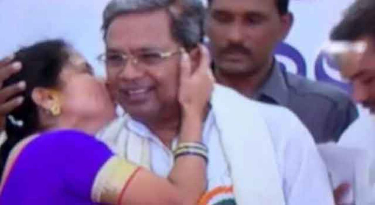 Woman’s surprise greeting for CM Siddaramaiah