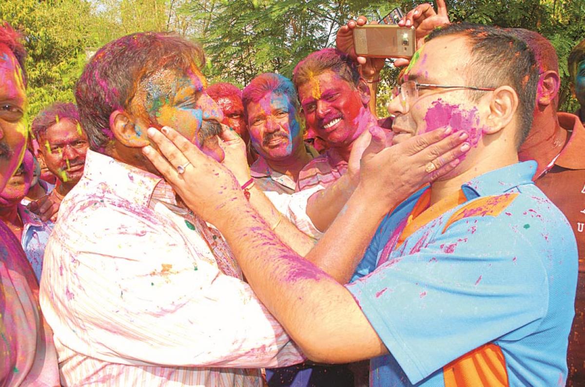 Riot of colours marks Holi