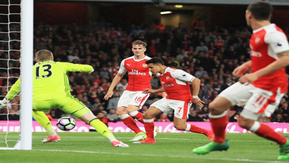 Arsenal, Man City stay afloat