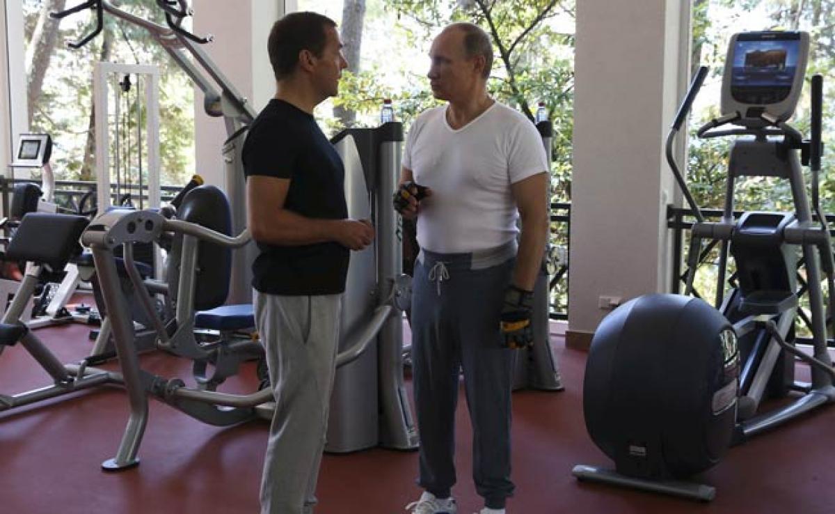 Putin shows off his workout style