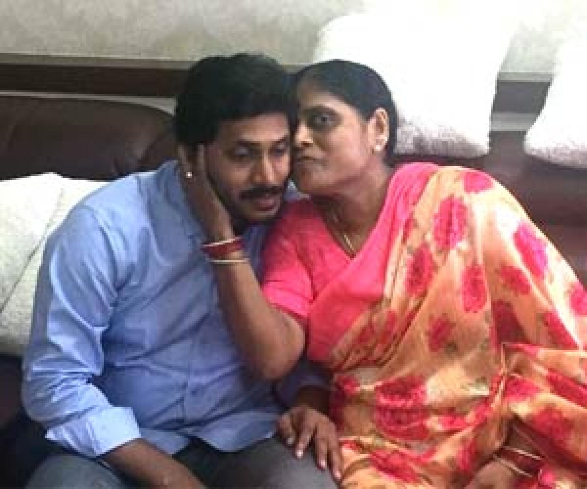 YS Jagan Celebrates His Mom's Birthday