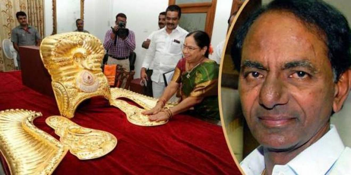 KCR keeps his vow, offers  Rs.3.5 crore golden crown to goddess Bhadrakali