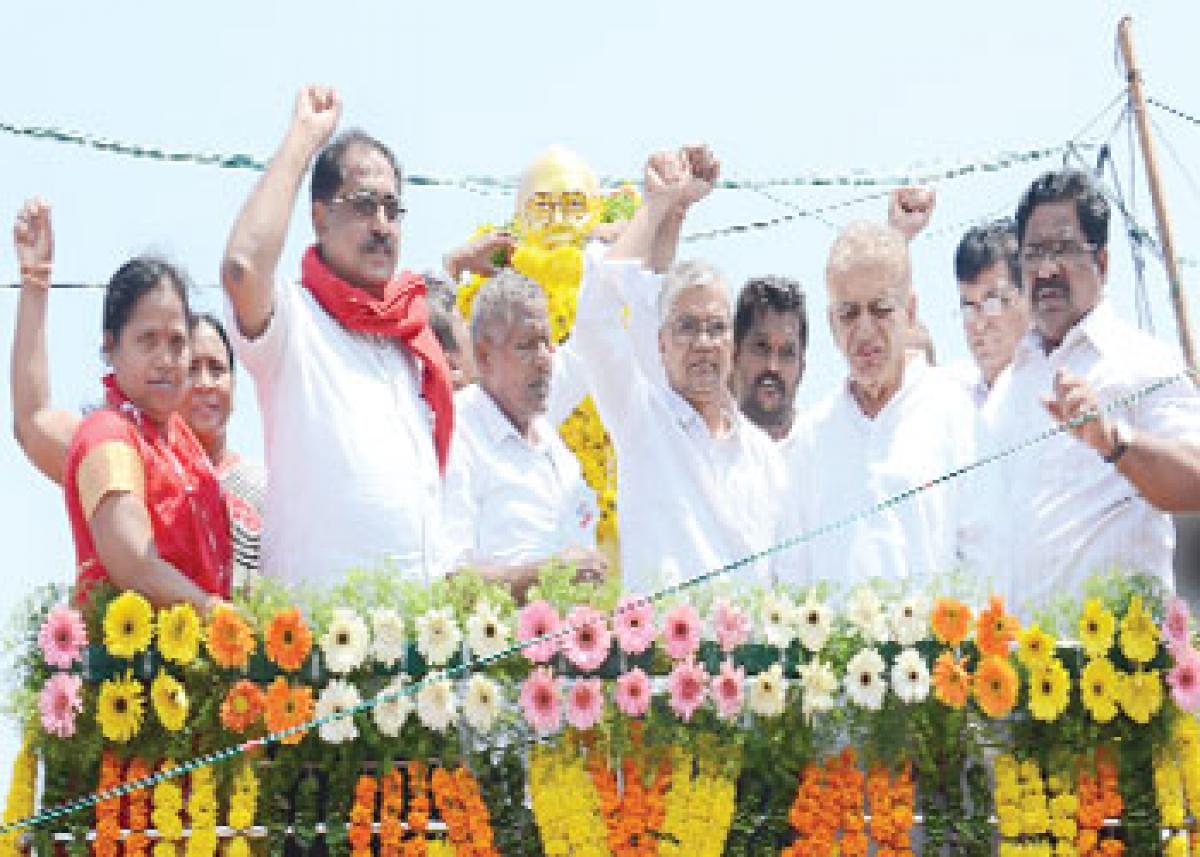 Former MLA Raghava Reddy statue unveiled