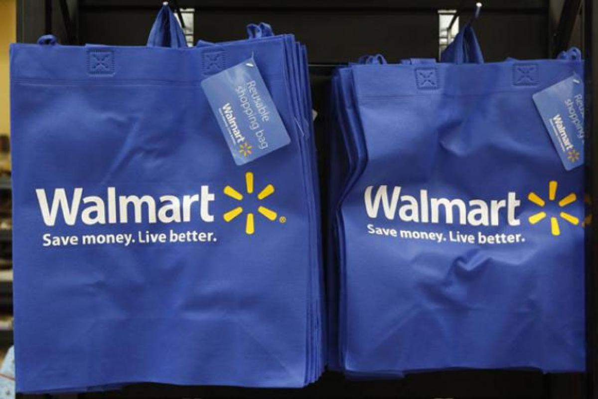 US cop buys thief, a homeless mother nappies, shoes at Walmart