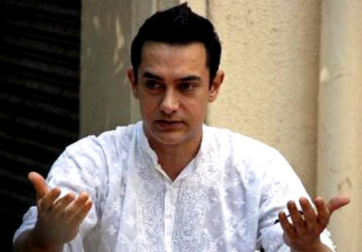 Aamir turns Santa for son