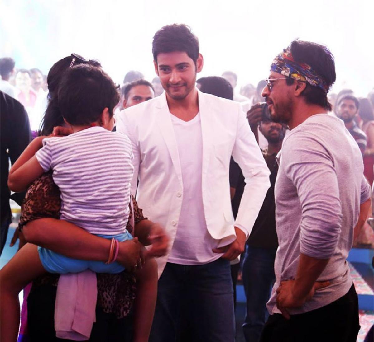 SRK Meets Mahesh Babu At Ramoji Film City Hyderabad