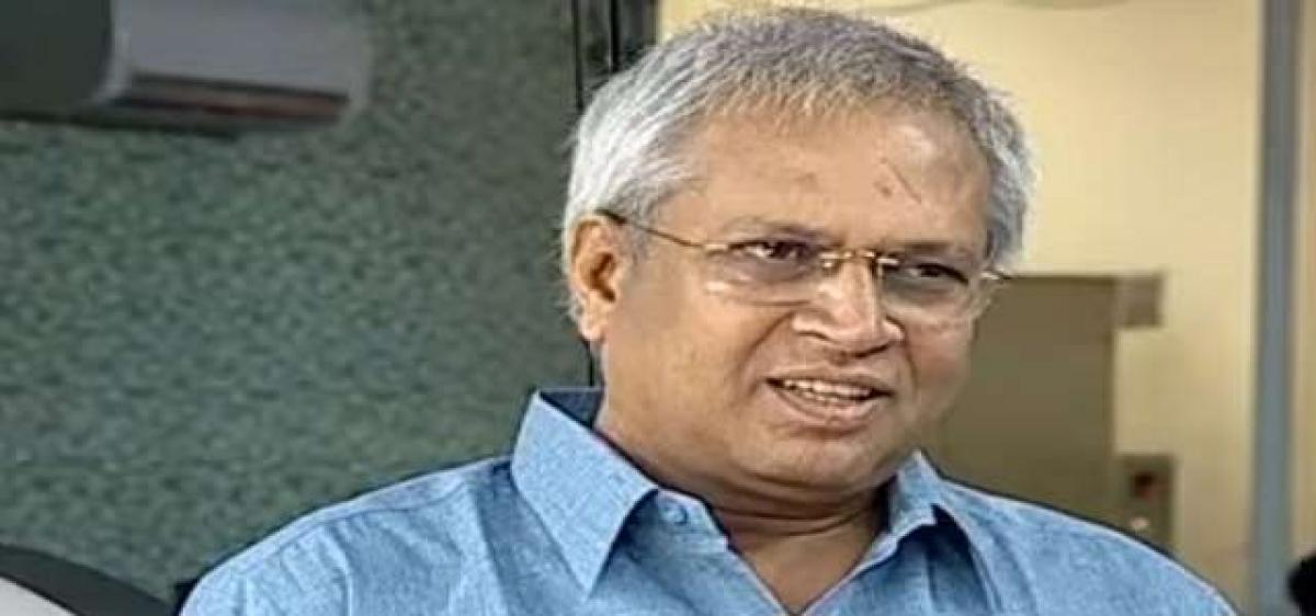 Vundavalli lambasts PM for economic emergency