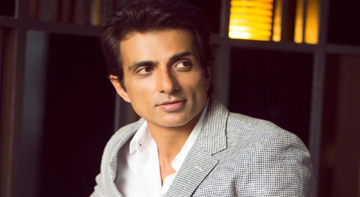 It went well,” Sonu Sood on his meeting with Maharashtra CM : Bollywood  News - Bollywood Hungama