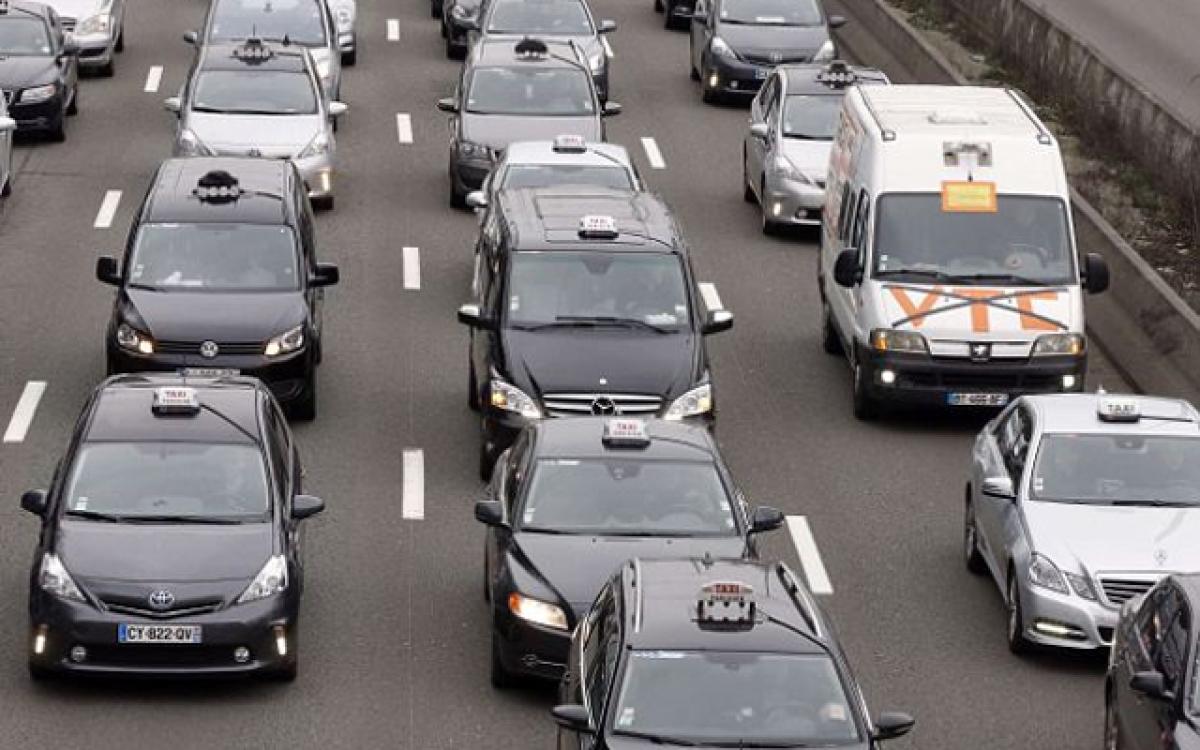 Uber angers French cabbies, insecure drivers block Paris airports