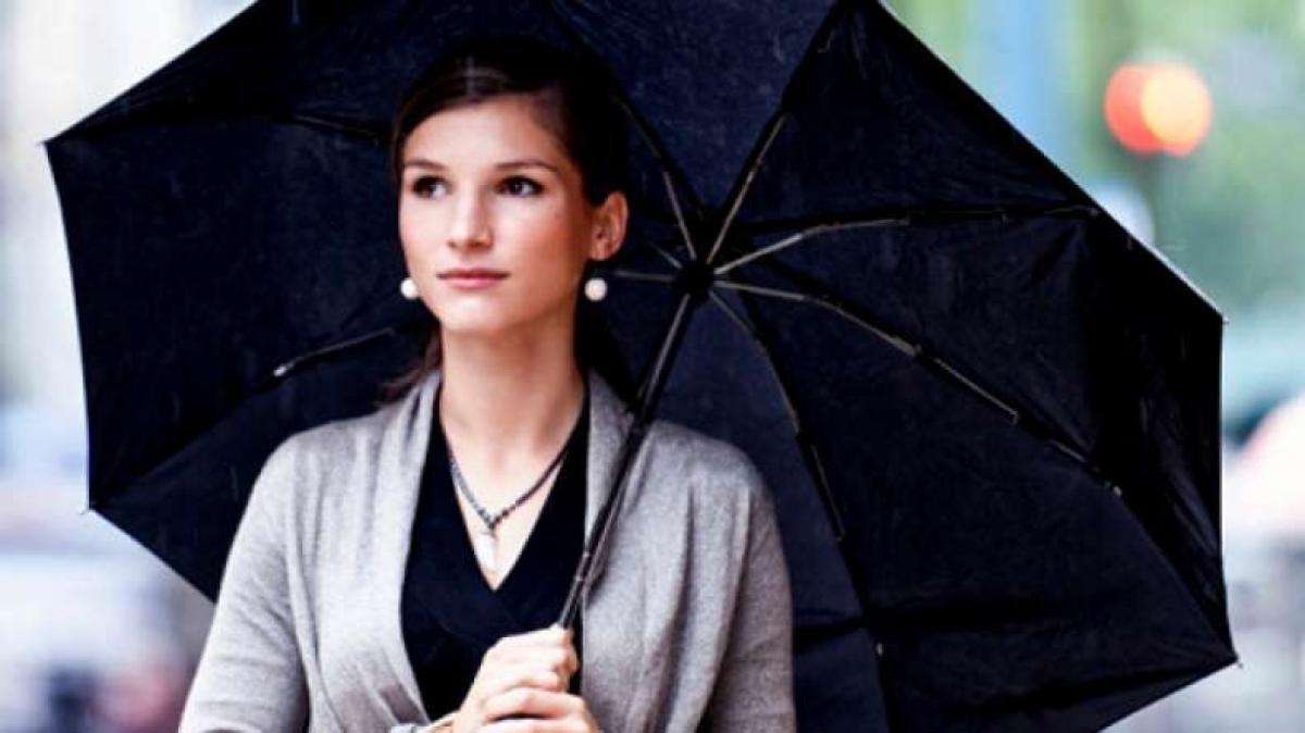 Dressing tips for working women during monsoon