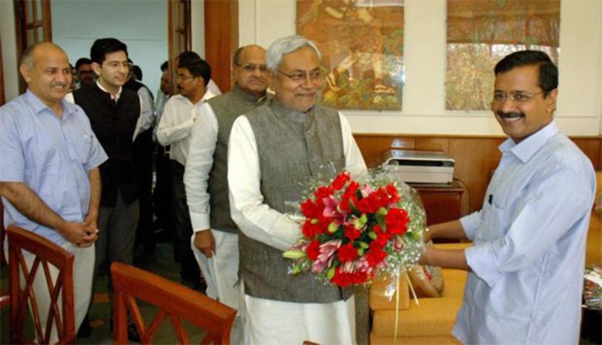 Nitish meets Kejriwal, supports full-statehood for Delhi