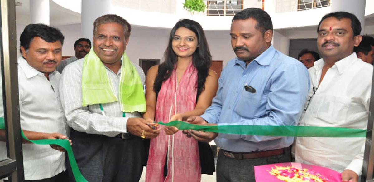 Neha Deshpande inaugurates Pochampally IKAT Art Mela