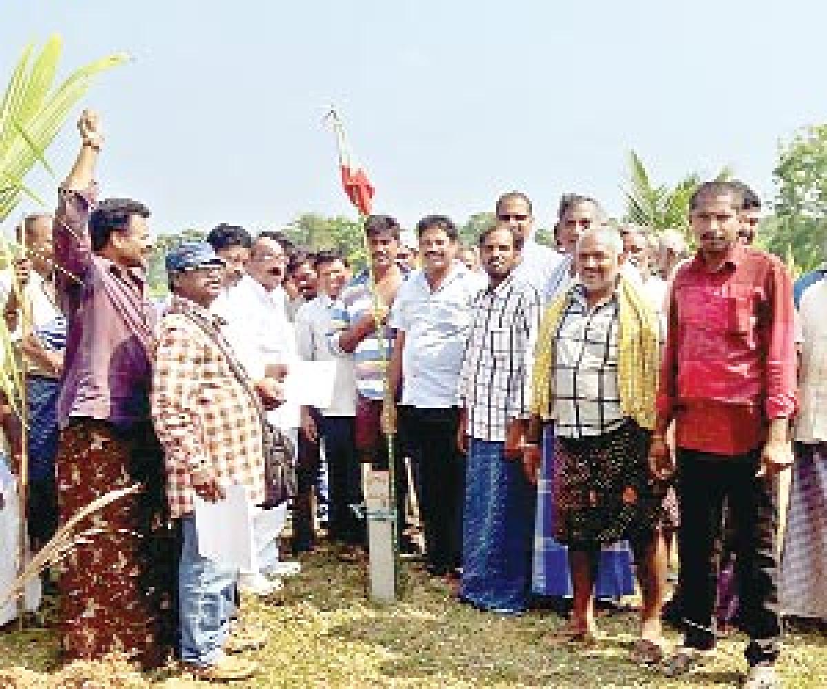 Farmers halt survey in Devineni’s constituency