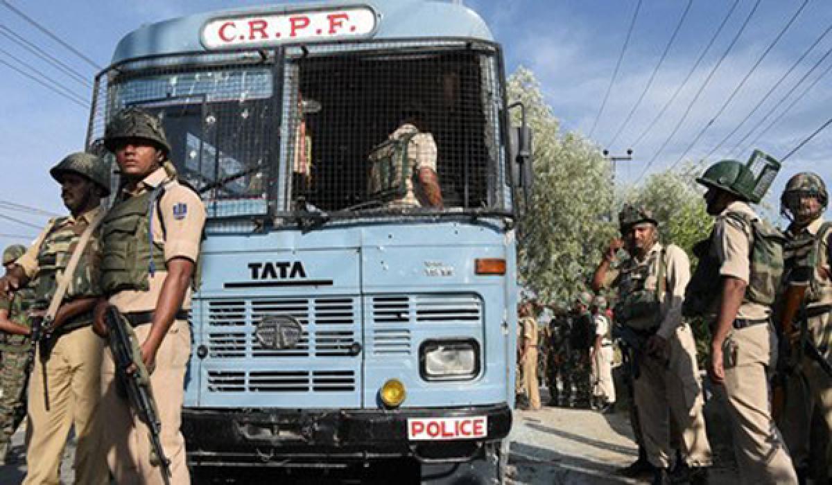 Gunfight in Kashmir kills two militants and CRPF officer