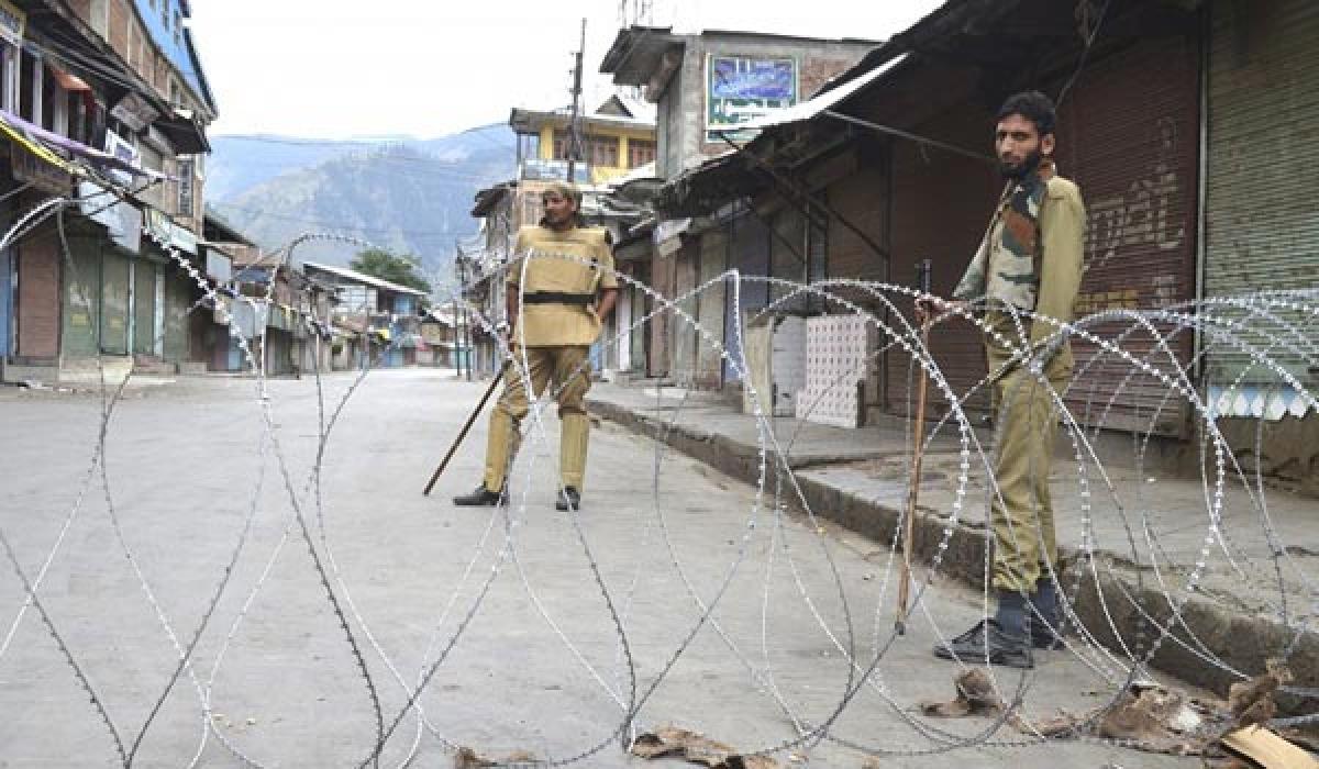 Lockdown in Kashmir paralyzes life