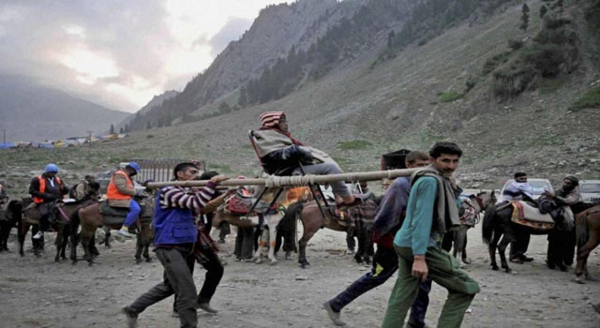 Rajnath prays at Amarnath, visits Hazratbal