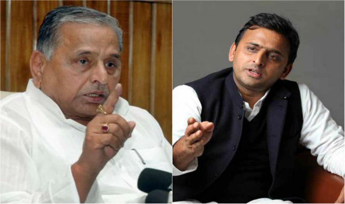 Despite heated exchange, Mulayam clarifies Akhilesh Yadav will remain in party