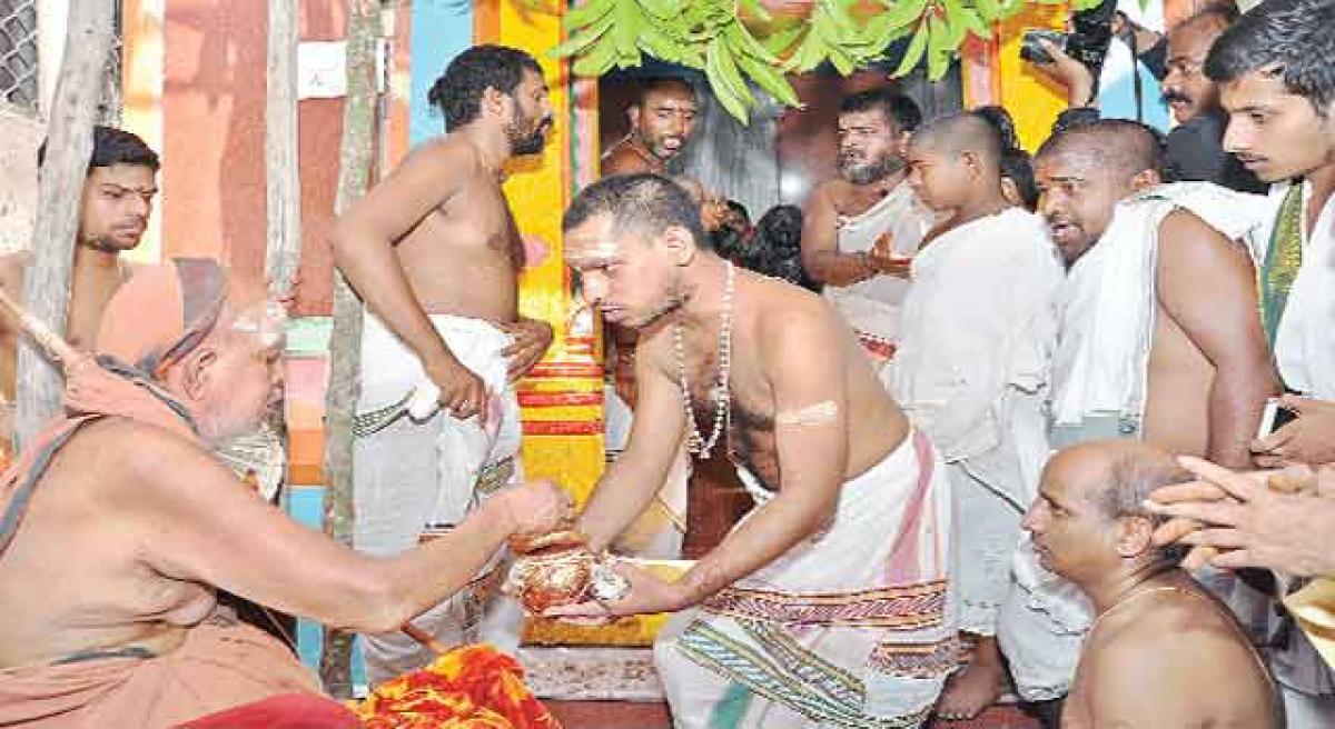 Kanchi seer installs idol of Adi Shankaracharya