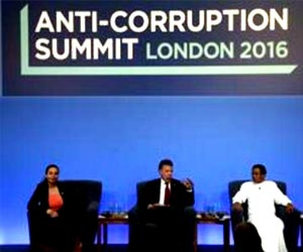 Lankan Prez holds discussion with Cameron on sidelines of Anti-Corruption Summit