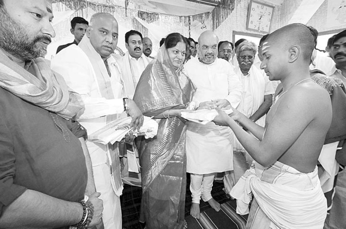 Amit Shah offers prayers to Lord Balaji