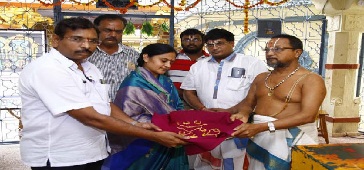 Devotees present gold ornaments to Bhadradri temple