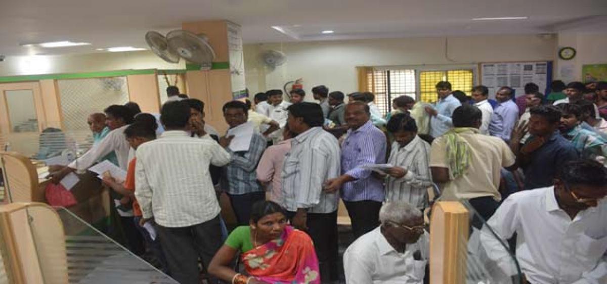 Huge crowds throng banks, post offices