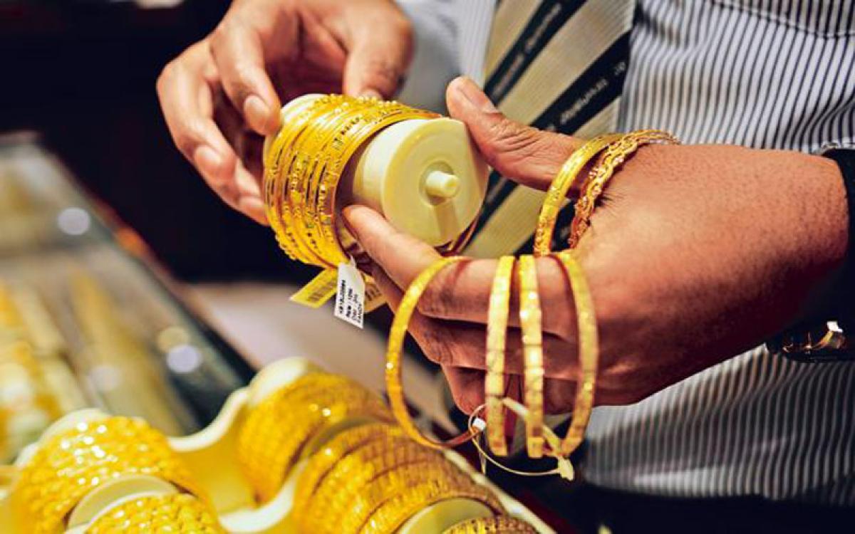 Gold holds near four-week highs, political tensions support