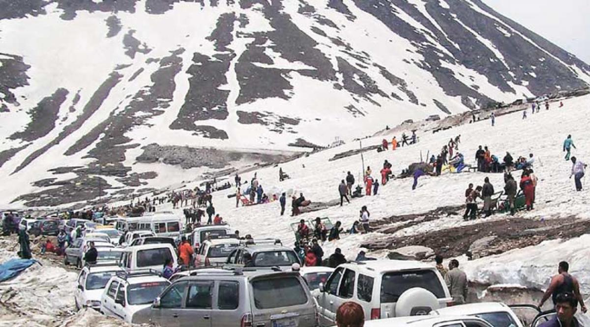 Himachal bans diesel, petrol vehicles for Rohtaang Pass tourists