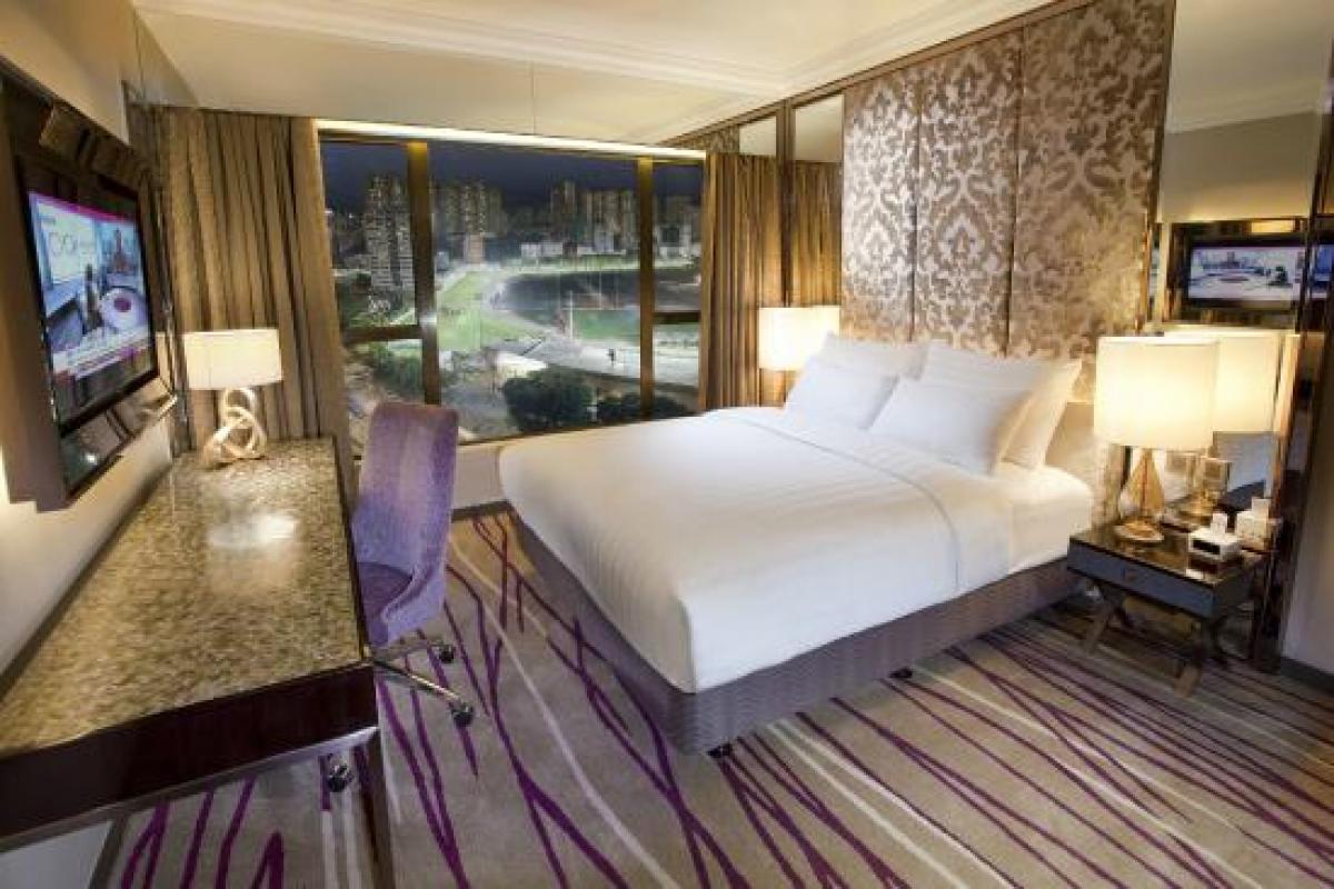 Enjoy A Memorable Vacation with Families and Friends at Cosmopolitan Hotel Hong Kong