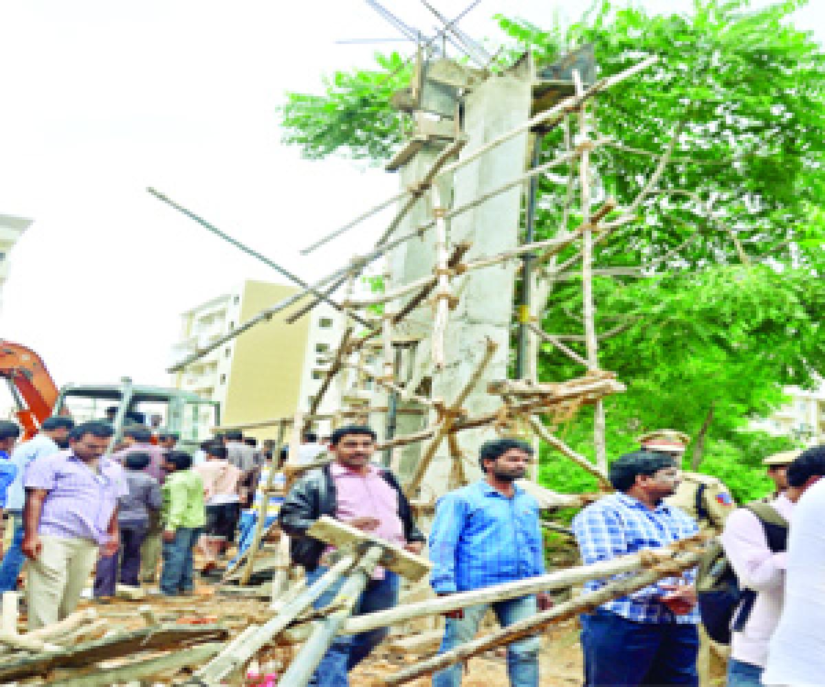 3 killed in arch collapse