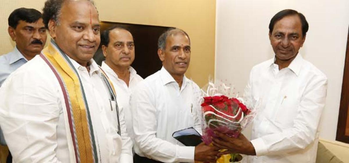 KCR receives rousing reception at Tirupati