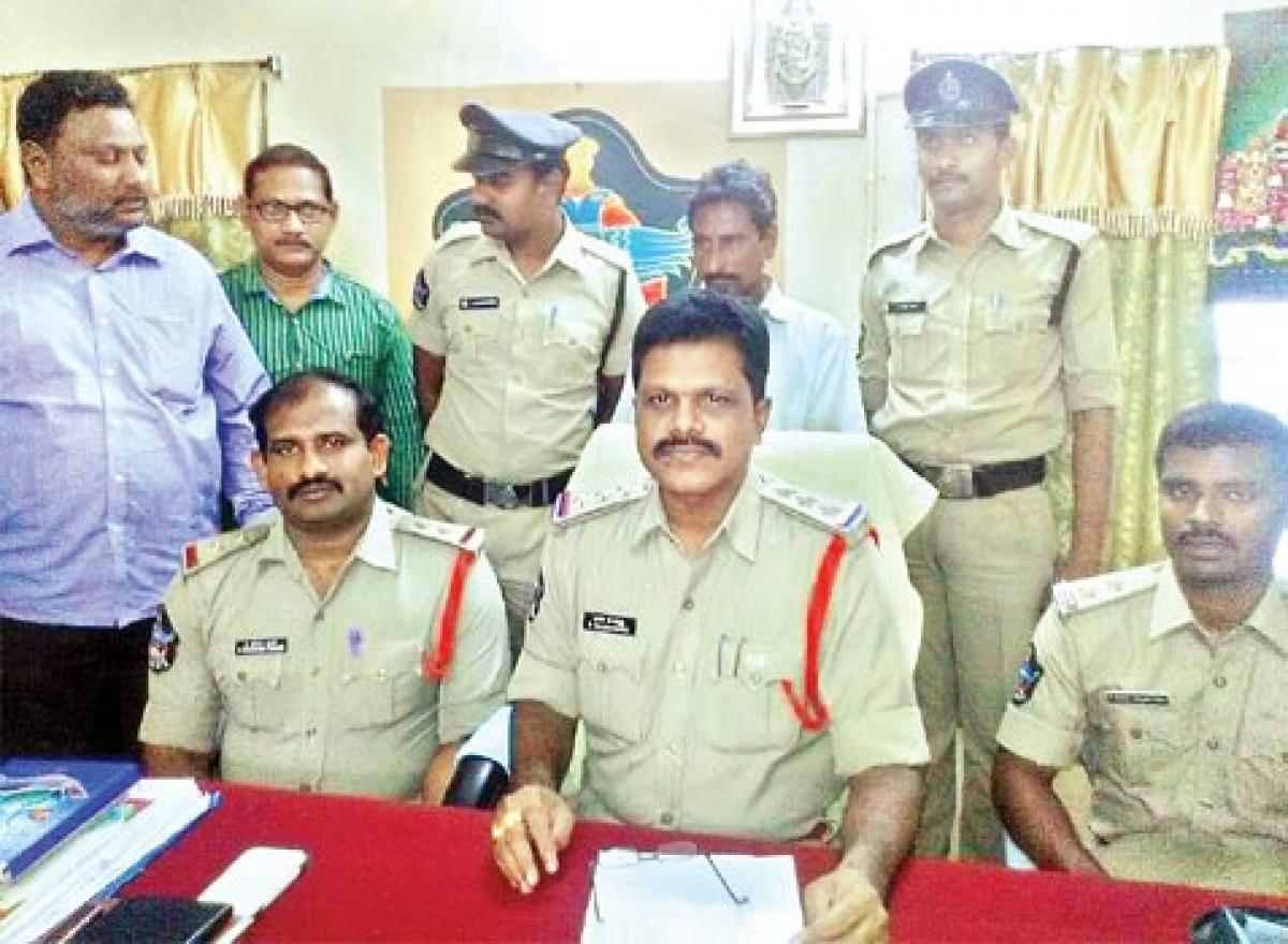 One held for stealing mangalsutra