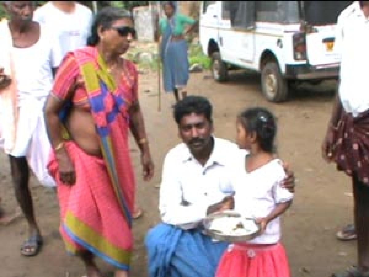 Five-year-old girl seeks alms to perform mother’s last rites