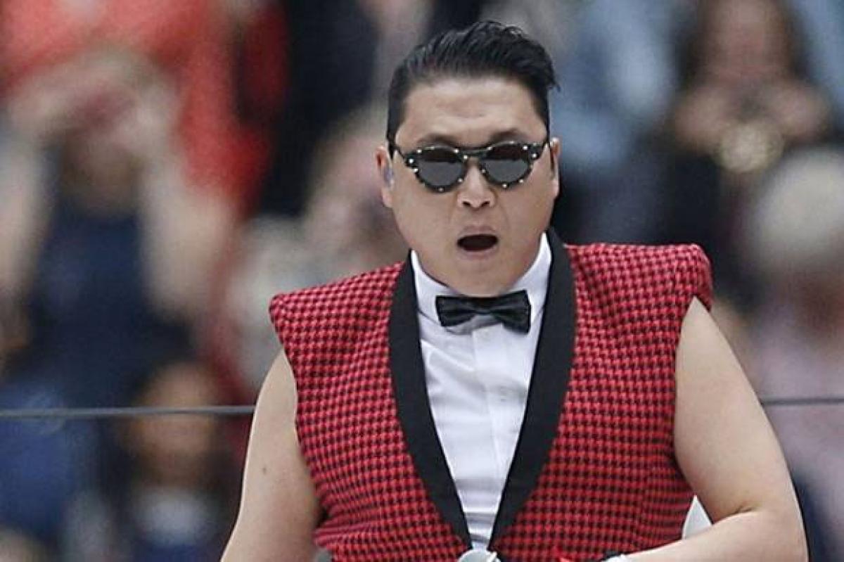 South Korean pop star Psys Rolls Royce hits bus in China