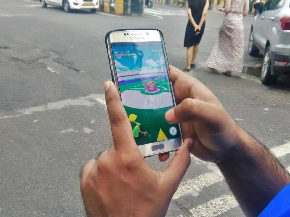 Students robbed while playing Pokemon Go in UK