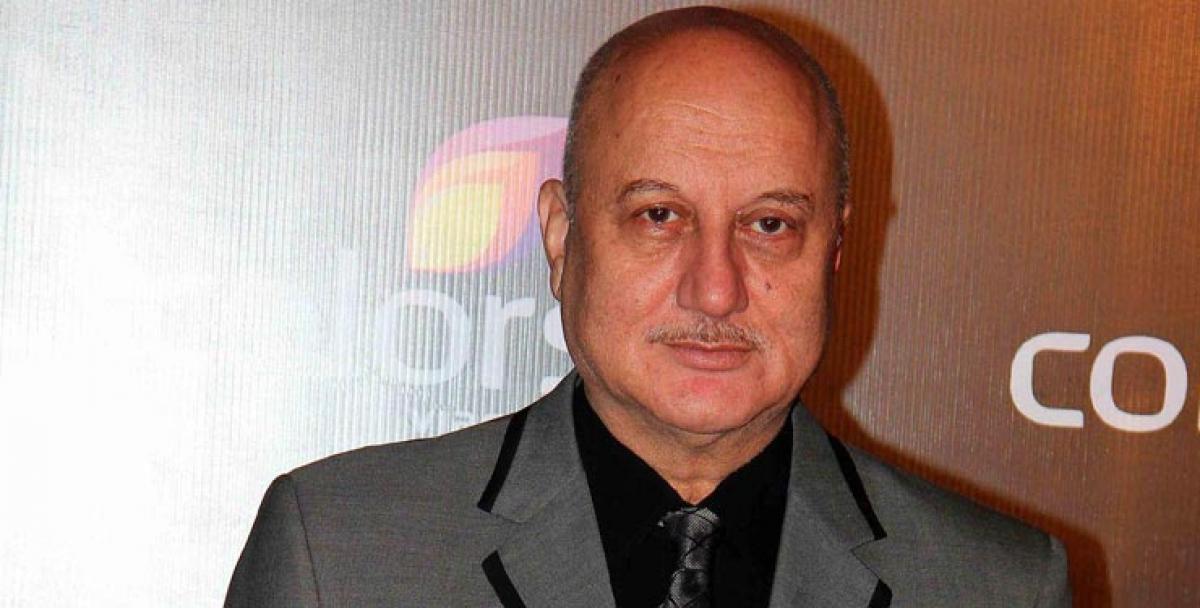 Anupam Kher plays Dhonis father in biopic