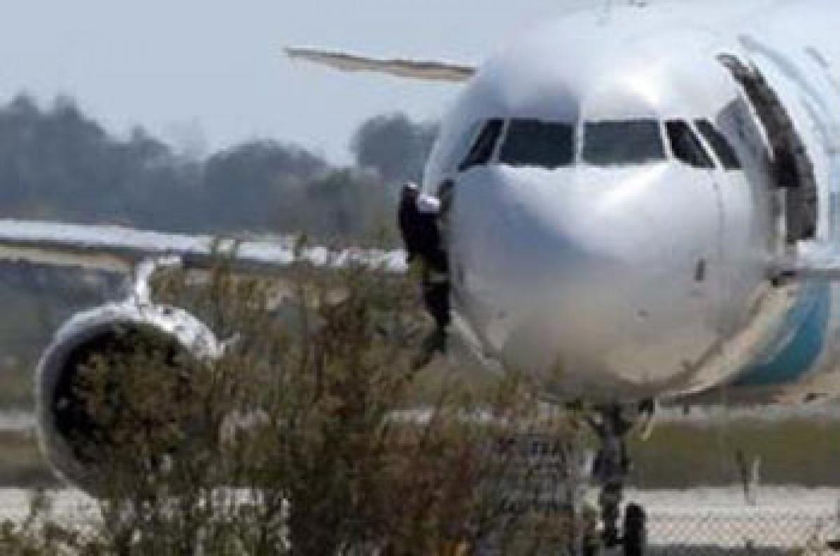 Hostages on Egypt hijacked plane released