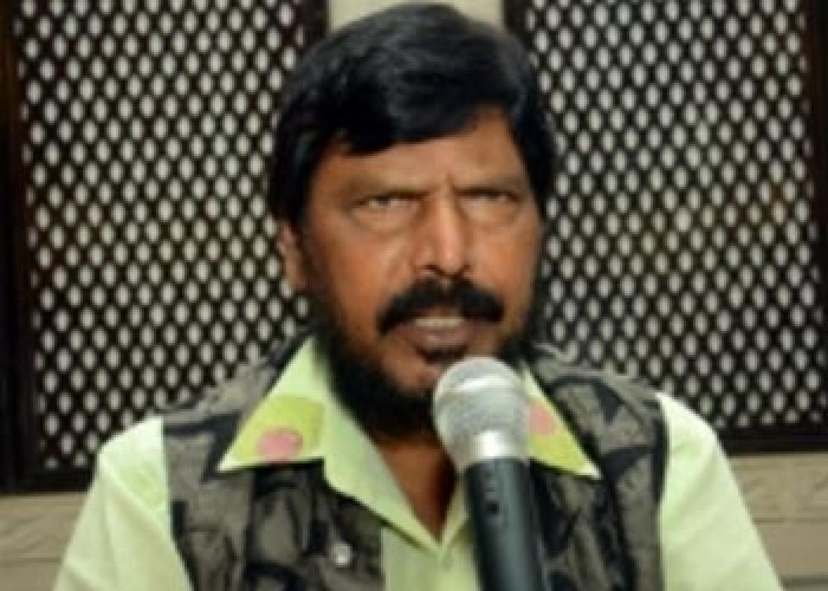 Athawale faces students ire at Hyderabad University