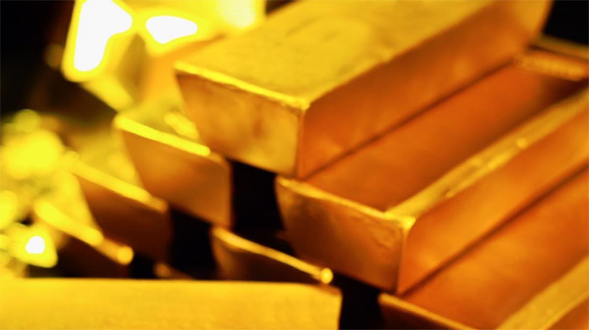 Gold slips, heads for worst weekly drop since June 2013