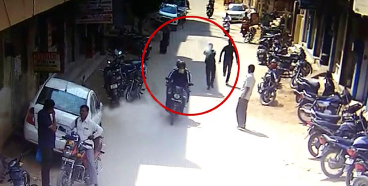 Police fire at chain snatchers near Autonagar in Vanastalipuram