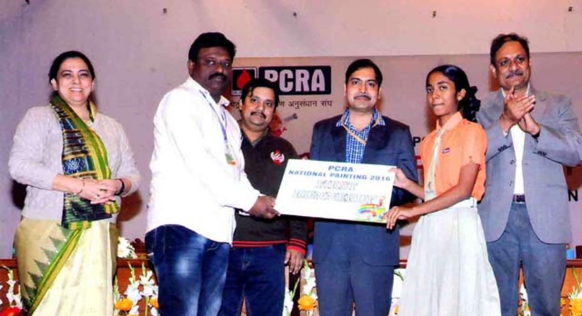 Warangal girl bags 2nd prize in national painting competition