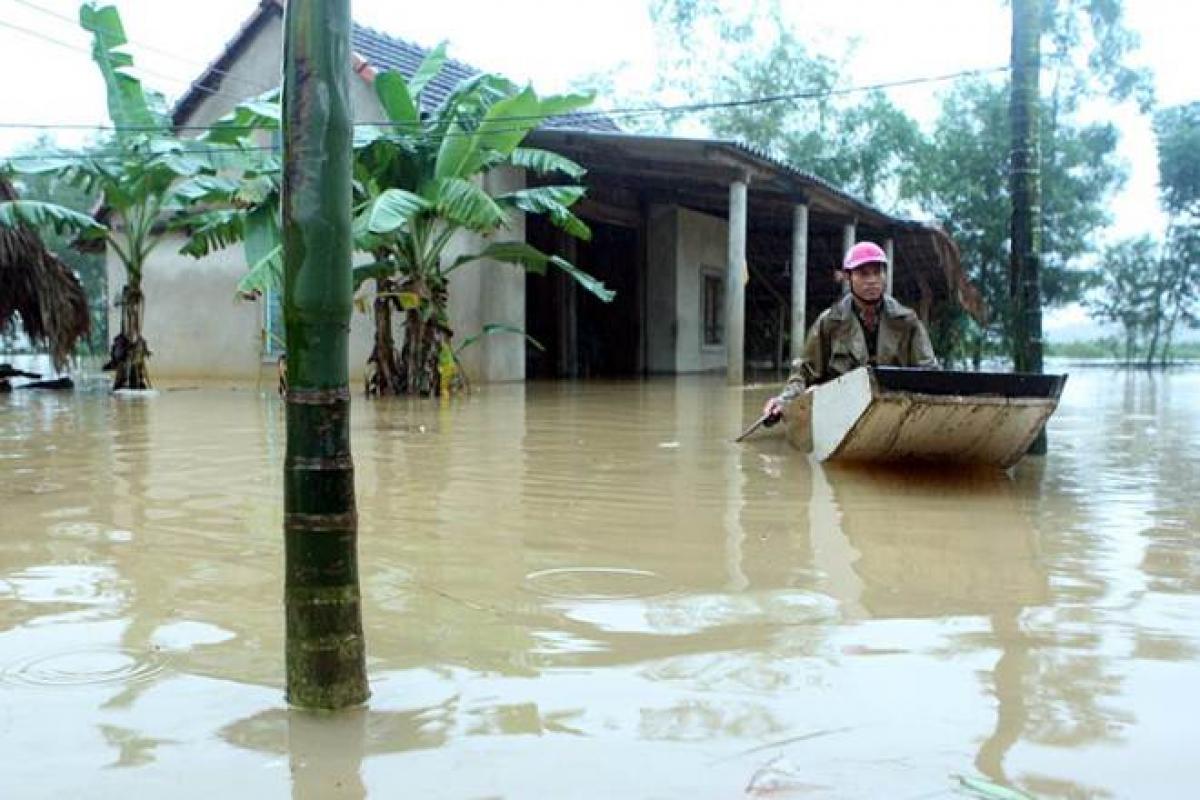 Vietnam: Floods kill 24 as Typhoon Sarika approaches