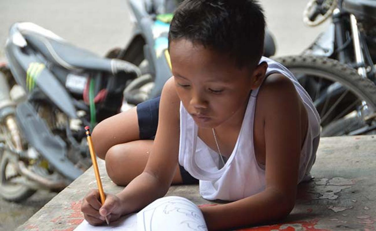 Aid After Filipino Boy Studying on Street Goes Viral