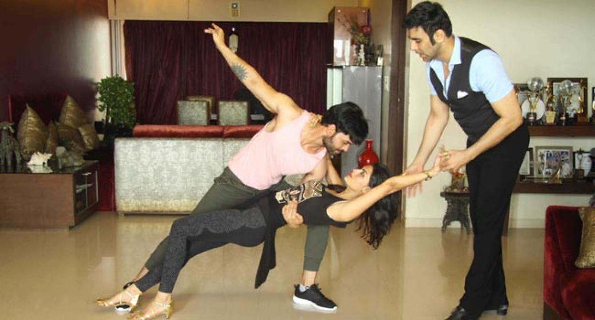 Sandip soparrkar trains sonali raut, yuvraaj parashar in passionate salsa dance for love life & screwups!!!