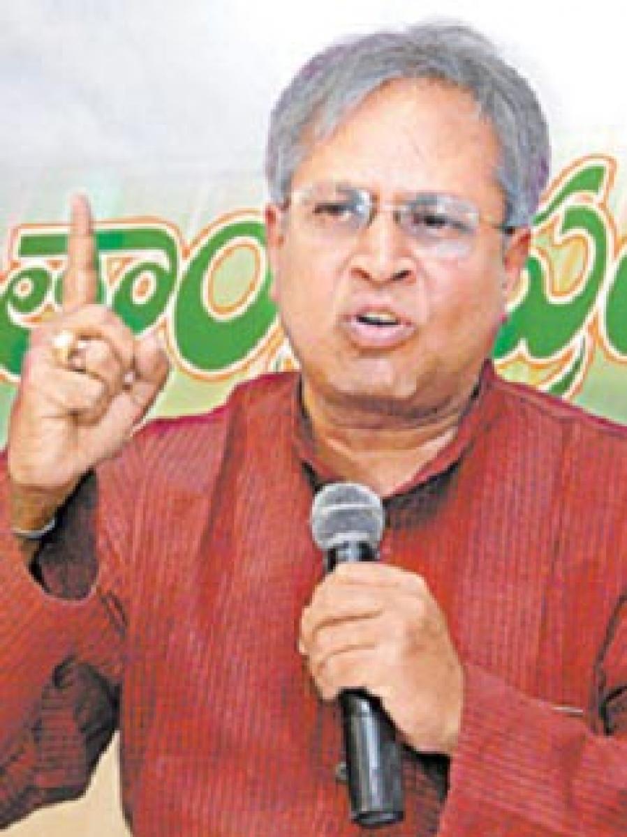 Vundavalli pooh-poohs CM’s claims on Pattiseema