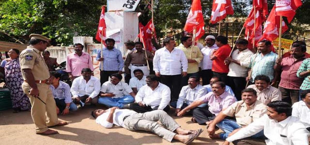 CPI stages dharna, seeks action against accused