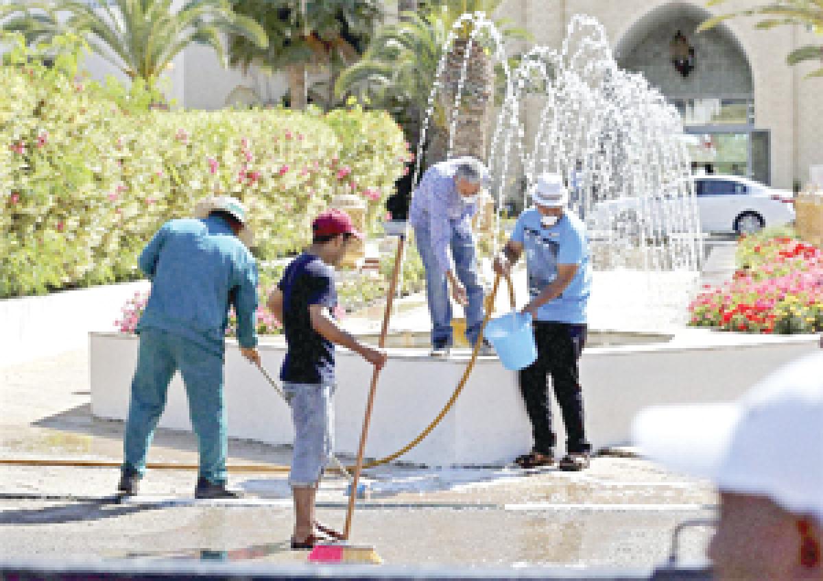 Tourists scramble to leave Tunisia