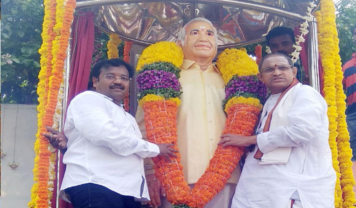 Chaganti Koteswar Rao unveils Kamaraju statue