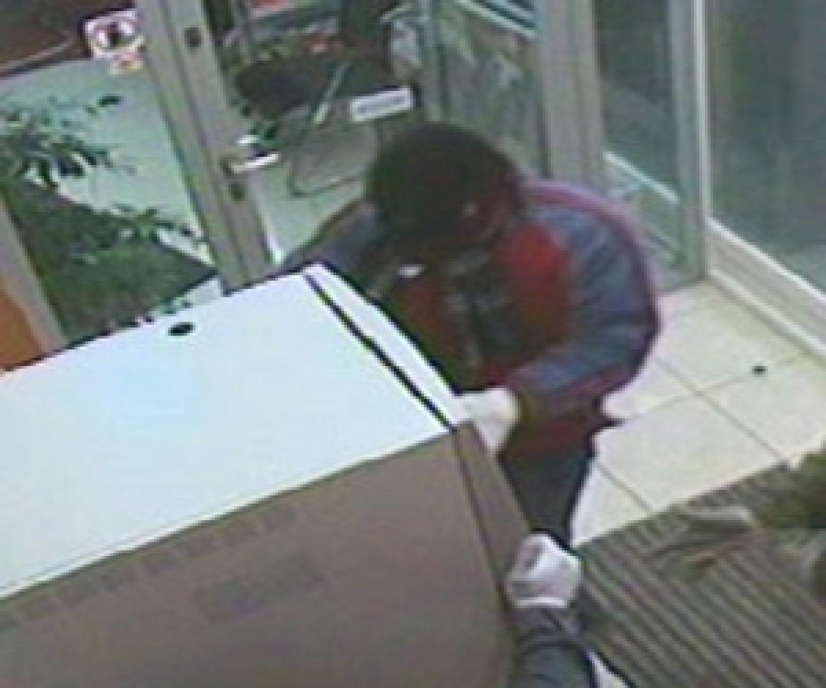 Burglar makes vain bid to break open ATM machine