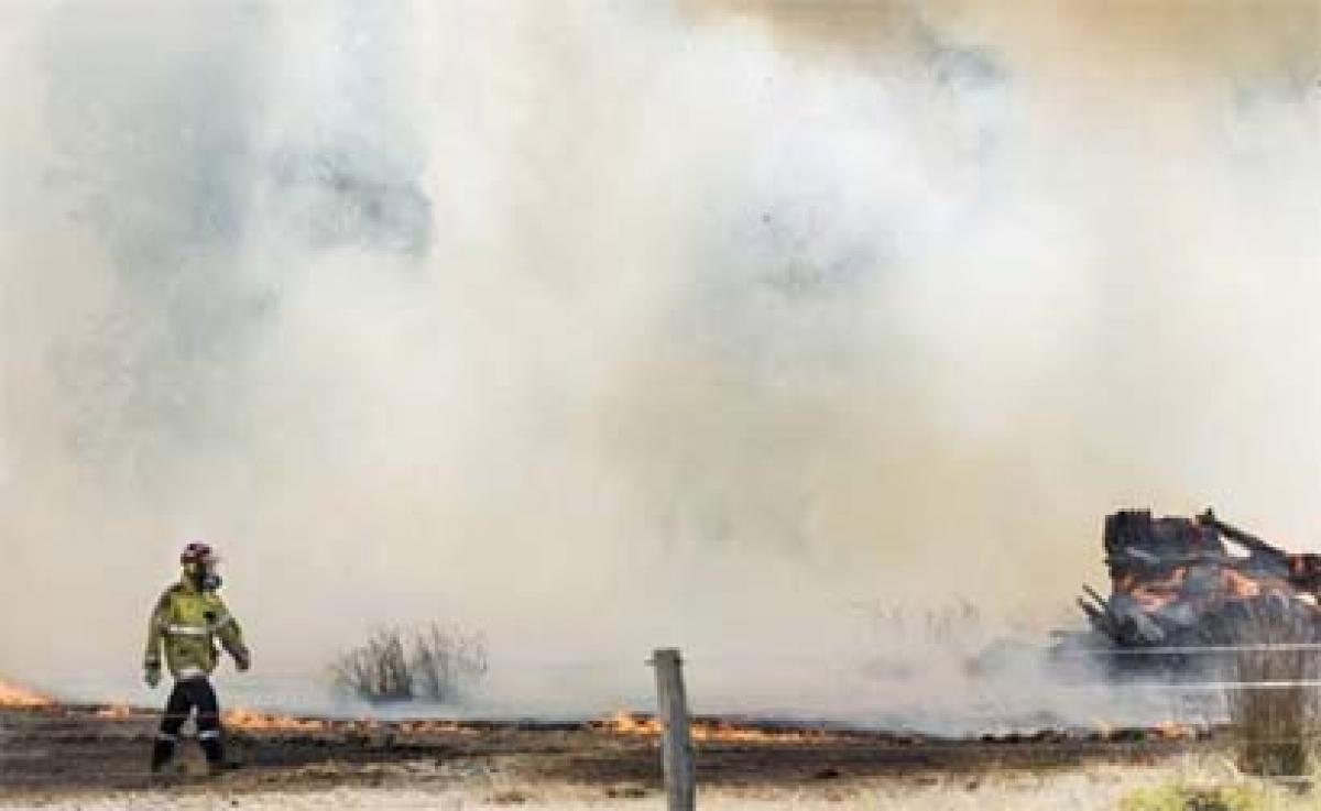 Firefighters contain deadly Australian bushfire